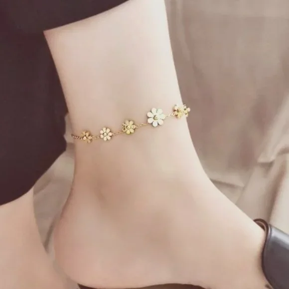 Daisy Linked Anklet - Picture 4 of 5